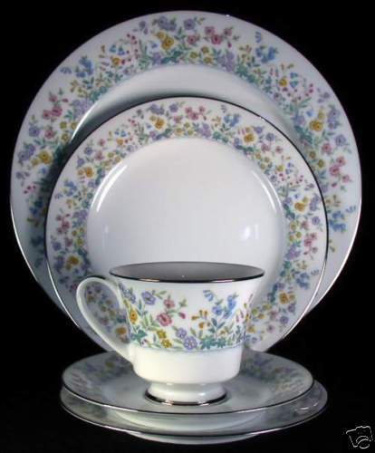 Noritake Spring Garden 2551 Five Piece Place Setting(s)  