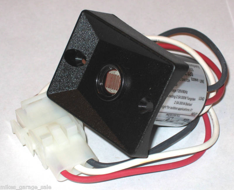 PHOTOELECTRIC SWITCH MODEL 320 3 DIA LAMP POST 120V  