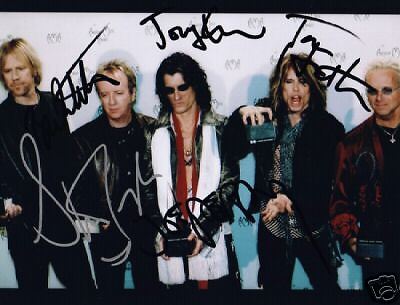 AEROSMITH RARE AWARDS NIGHT POSE SIGNED ALL 5 MEMBERS  